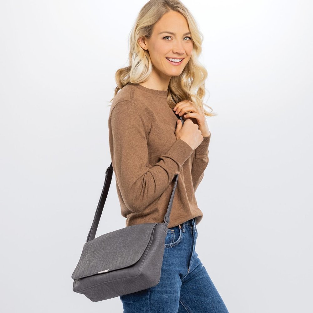 🆒Thirty-One  Day y Day Crossbody  - Grey Crocodile